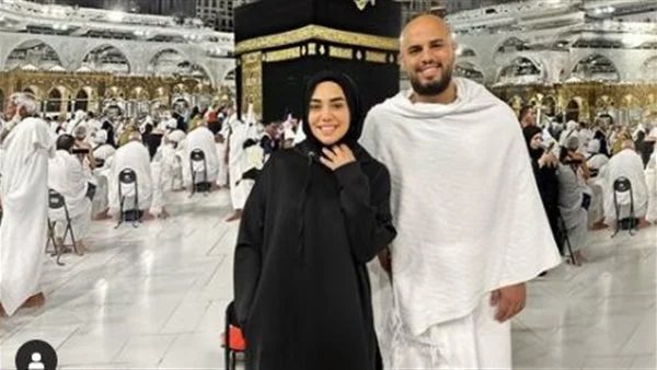 بسبب صورة في الحرم المكي.. هجوم ناري على البلوجر مي إبراهيم وزوجها | شاهد