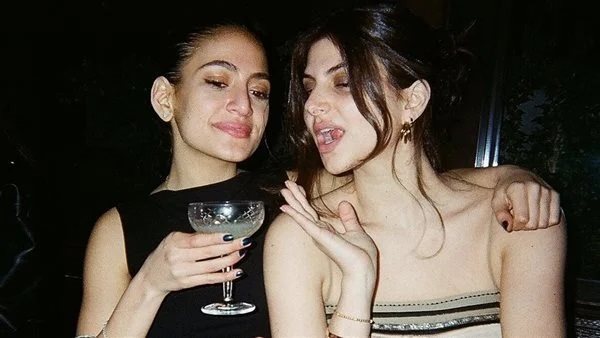 زجاجات خمر.. ابنة عمرو دياب تثير الجدل بهذه الصور 