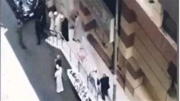 لقطات صادمة..مُعتمر يقتل اثنين داخل فندق بمكة المكرمة | شاهد