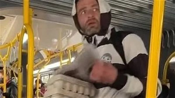 فيديوهات صادمة.. رجل يلقي البيض على ركاب حافلة | شاهد
