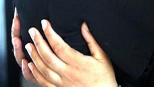 خافت من الفضيحة.. تفاصيل القبض علي سيدة بتهمة إلقاء طفلها داخل صندوق قمامة بالقطامية