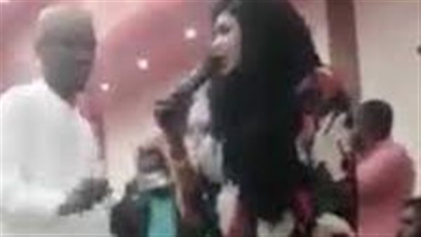 لقطات صادمة..مطربة شهيرة تتعرض للصفع بالكف والضرب على المسرح | فيديو‬