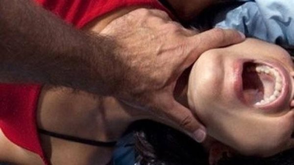 الأب الملعون.. اغتصب بنته وصورها على النت في البحيرة