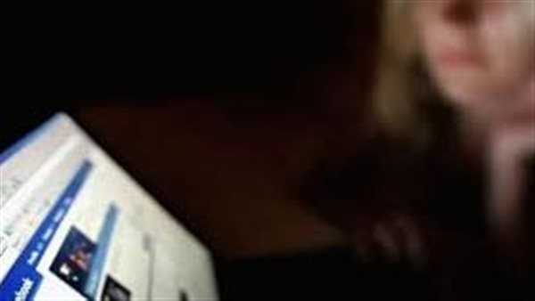 صور عارية ومحادثات فاضحة.. نص رسائل ابتزاز سيدة بين السرايات | شاهد