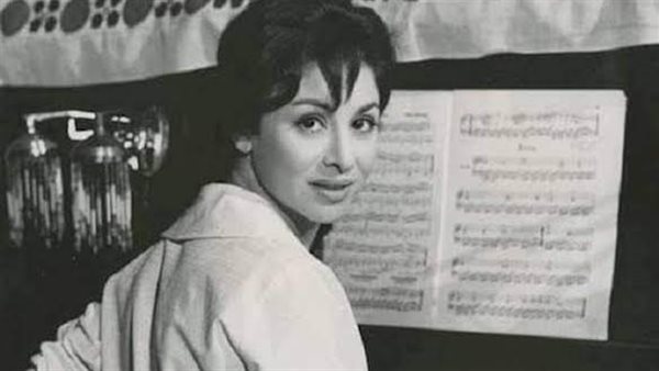 علاقة مع قطعة خشب.. عندما أحبت فاتن حمامة شماعة ملابس لمدة عام كامل