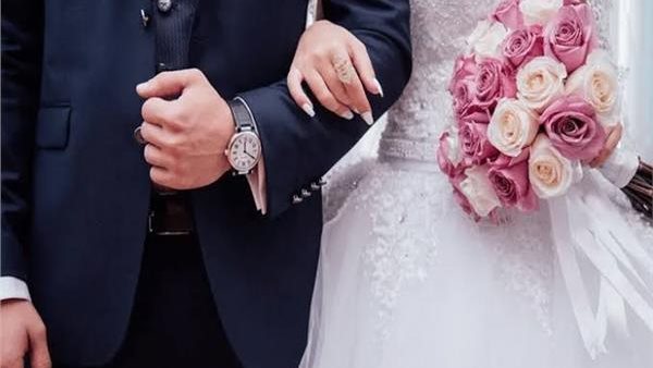 لسبب غريب.. شاب يرفض ارتداء خطيبته فستان أبيض في حفل زفاف 