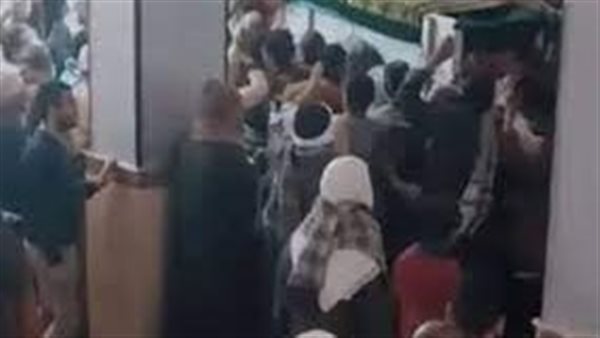 عملوله ضريح وشيعوه بالتصفيق.. جنازة غريبة لميت رفض نعشه الخروج من المسجد ببني سويف | شاهد 