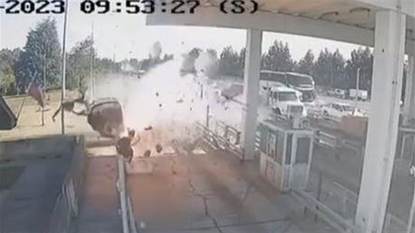  تفتتت لأجزاء واشتعلت في الهواء.. فيديو مُرعب لحادث تصادم سيارة ملاكي | شاهد