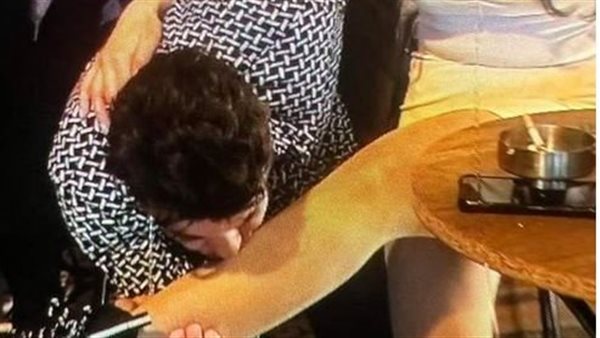 باس إيديها ورجليها.. الراقصة شمس تثير الجدل بصور جديدة مع سعد الصغير | شاهد