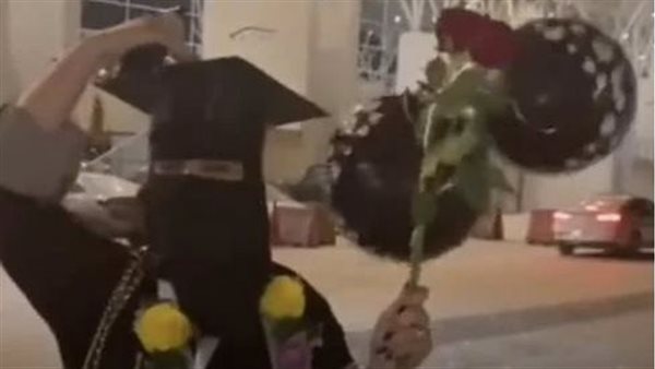 الفرحة فرحتين.. فتاة تحتفل بتخرجها وطلاقها في يوم واحد | فيديو