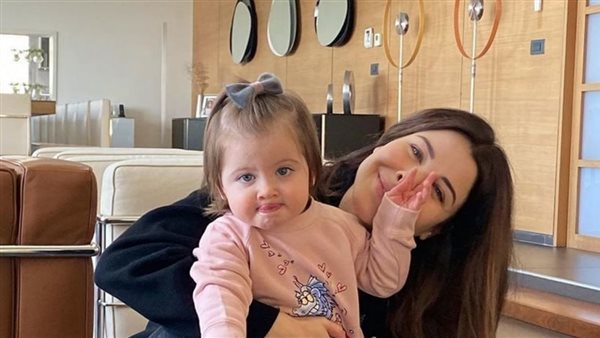 رقصت وغنت معها.. ابنة نانسى عجرم تقتحم المسرح على والدتها | شاهد