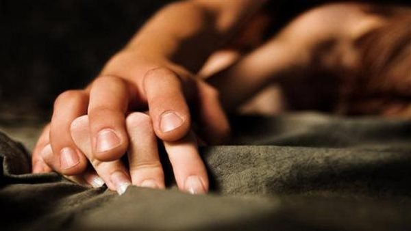 بعد رفض الأسرة الزواج.. سائق توك توك يقيم علاقة غير شرعية مع العروسة وشقيقتها بالعمرانية 