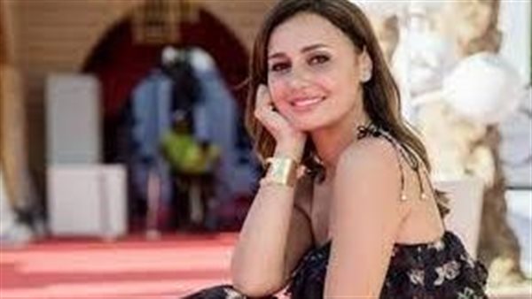  بعد خلع الحجاب.. تعليق مثير من الفنانة حلا شيحة | شاهد