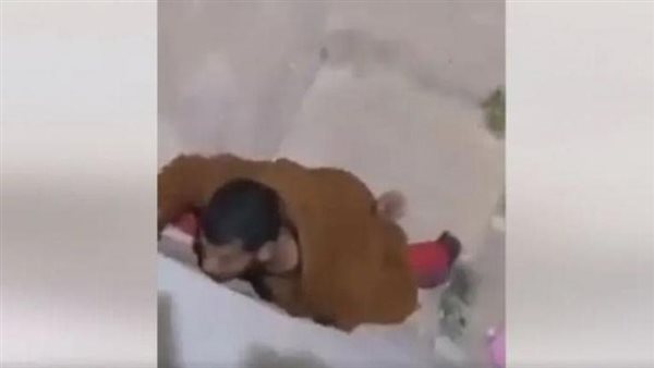  فيديو صادم.. حارس يتجسس على طالبات بسكن جامعي | شاهد