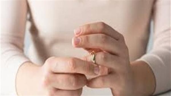 بيخوني مع أمي.. موظفة تطلب الخلع من زوجها