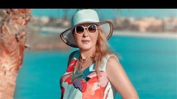 فتاة الغلاف..حكاية صورة نادرة لـ نادية الجندي يظهر فيها عمرها الحقيقي | شاهد