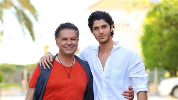 يحمل شنطة حريمي.. ظهور صادم لنجل راغب علامة والجمهور يسخر من اطلالته | شاهد