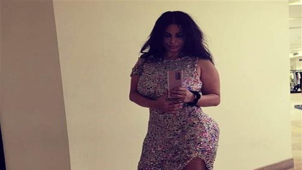 انتي معلمة.. طليقة الفيشاوي مع عمر كمال وحمو بيكا في ملهى ليلي | صور