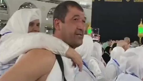 لقطات مؤثرة.. معتمر يحمل والدته أثناء الطواف حول الكعبة | شاهد