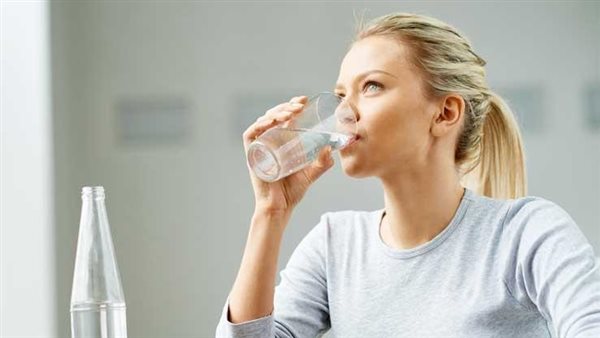 طبيب يجيب.. هل من الآمن شرب الماء المكشوف طوال الليل ؟ 