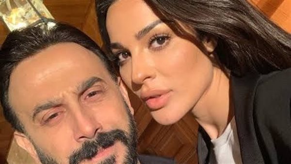 شاهد.. قبلة جريئة من قصي خولي لـ نادين نسيب نجيم تشعل السوشيال ميديا | فيديو