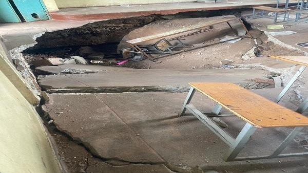 واقعة صادمة.. الأرض تنشق وتبتلع طلاب مدرسة | شاهد