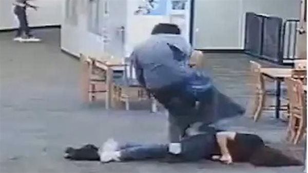فيديو صادم.. لكمات وركلات من طالب لمعلمته حتى فقدت الوعي | شاهد