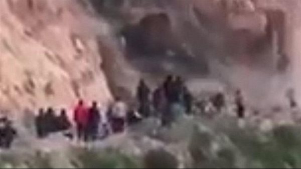 لحظات صادمة.. انهيار جبل ينهي حياة سيدة بعد تصرفها الغريب | فيديو