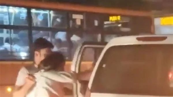 لقطات مثيرة..فيديو يوثق اعتداء على امرأة وخطفها | شاهد ماذا حدث