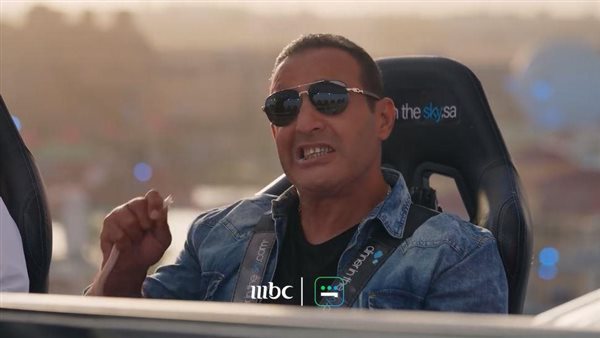 ذنبك في رقبته..أول تعليق من أحمد السقا على أكله ثعبان في مقالب رامز جلال | شاهد