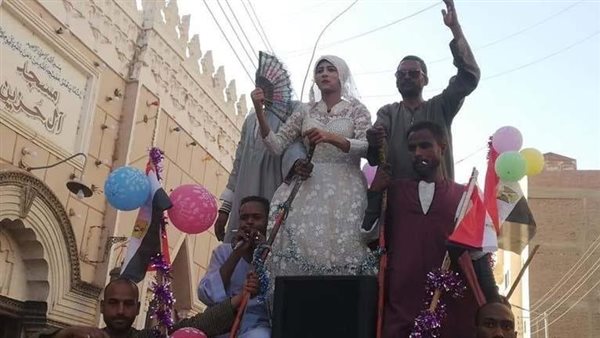 شاب بفستان زفاف ومكياج كامل.. احتفال غريب مثير للجدل بحلول شهر رمضان في الأقصر | شاهد