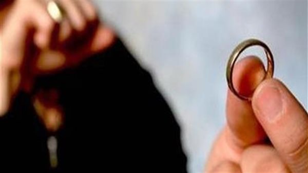 ملابس زوجي منشورة في بلكونة جارتي.. سيدة تطلب الخلع في محكمة الأسرة 