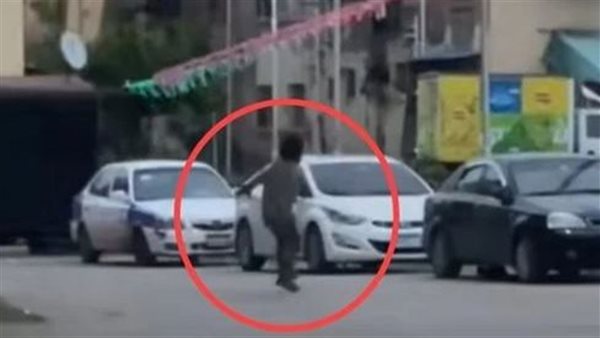 يحطم زجاج السيارات.. بلطجي يثير الرعب في شوارع بورسعيد | فيديو