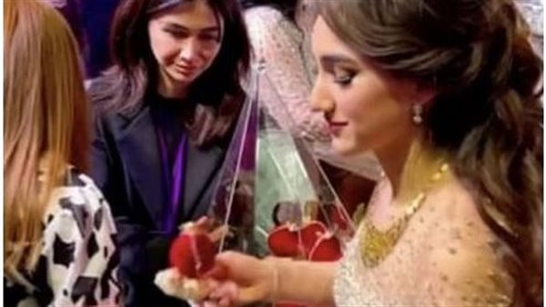 توزيع مجوهرات بالكيلو على المعازيم.. فرح أسطوري يشعل السوشيال ميديا | شاهد