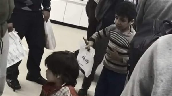  تحرك عاجل من التضامن بشأن طفلي فيديو عاوز دواء كحة لأخويا ومش معايا فلوس | شاهد