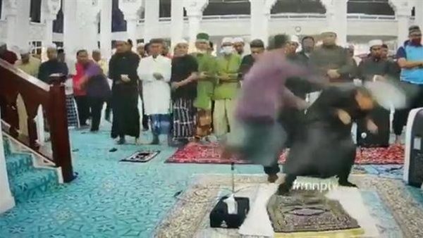 في رمضان.. فيديو كارثي لـ رجل يقتحم مسجدا ويعتدي على الإمام | شاهد