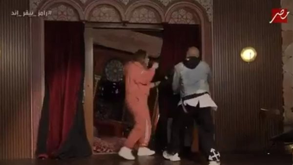 أمي لا يا رامز.. حسام الحسيني ينهال بالضرب على رامز جلال | فيديو