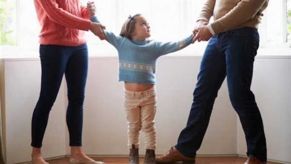 عام كامل محضرش رؤية ولاده.. حكم قضائي تاريخي ينصف زوجة بالجيزة 