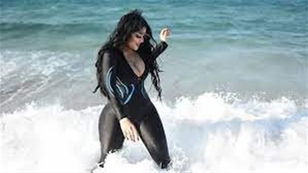 ملابس نسائية مثيرة وهاتفان آيفون.. تفاصيل 3 ساعات تحقيقات مع سلمى الشيمي 