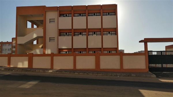 محدش هيتعلم هنا.. تفاصيل ضبط عامل أغلق مدرسة ومنع دخول التلاميذ والمعلمين في قنا