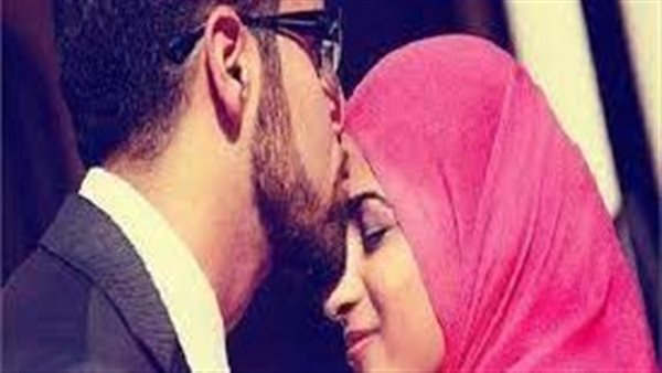 الإفتاء تحذر من هذه القبلة.. هل تقبيل الزوجة في رمضان يبطل الصيام؟ 