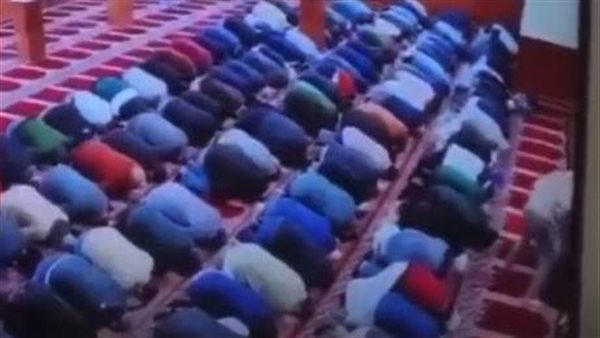 لقطات صادمة.. شخص يطعن إمام مسجد أثناء السجود | فيديو