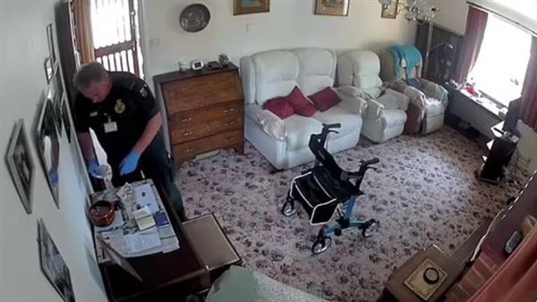 كاميرا المراقبة كشفته.. تصرف صادم من رجل إسعاف أثناء إنقاذ حياة مسنة بمنزلها | فيديو