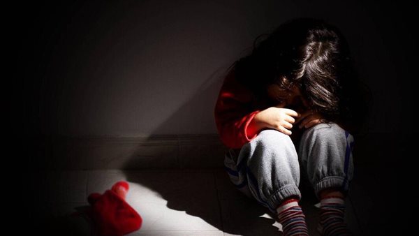  تحرَّش بـ2000 طفل خلال 16 عامًا.. سيدة تُسلم زوجها للشرطة