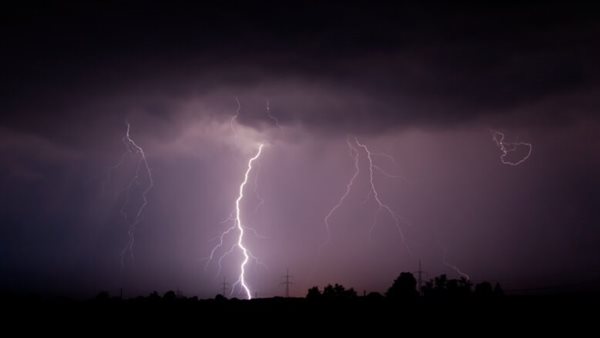 كأنه صاروخ مدمر.. فيديو مرعب يرصد إصابة صاعقة لسيارة وقطيع من الإبل | شاهد