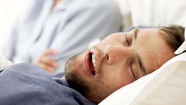 دراسة تحذر.. توقف التنفس أثناء النوم مؤشر لبداية مرض خطير