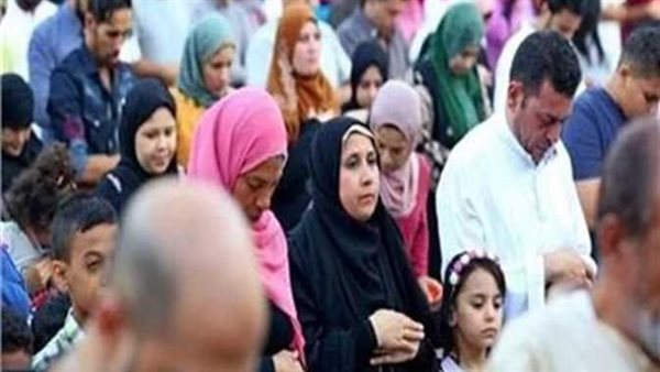 الأزهر يجيب..هل يجوز وقوف النساء بجوار الرجال في صلاة العيد؟