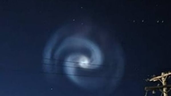 دوامة وضوء غامض.. ظواهر غريبة تحدث في السماء فما تفسيرها؟
