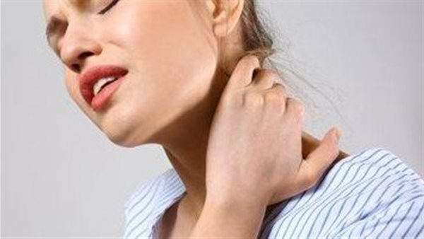 طريقة بسيطة..هكذا تتجنب آلام الرقبة عند العمل أمام اللاب توب