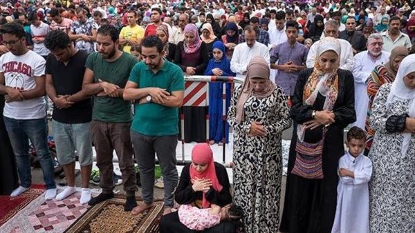 أول تعليق من الأزهر على تداول صور فتيات بجوار الرجال أثناء صلاة العيد